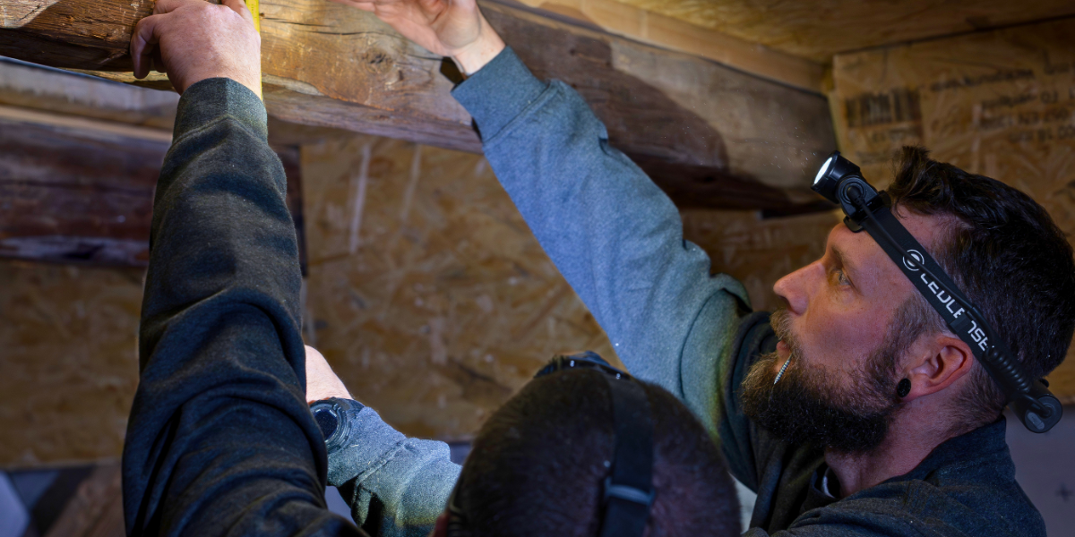 Best Torch for Tradespeople UK | Electricians & Plumbers