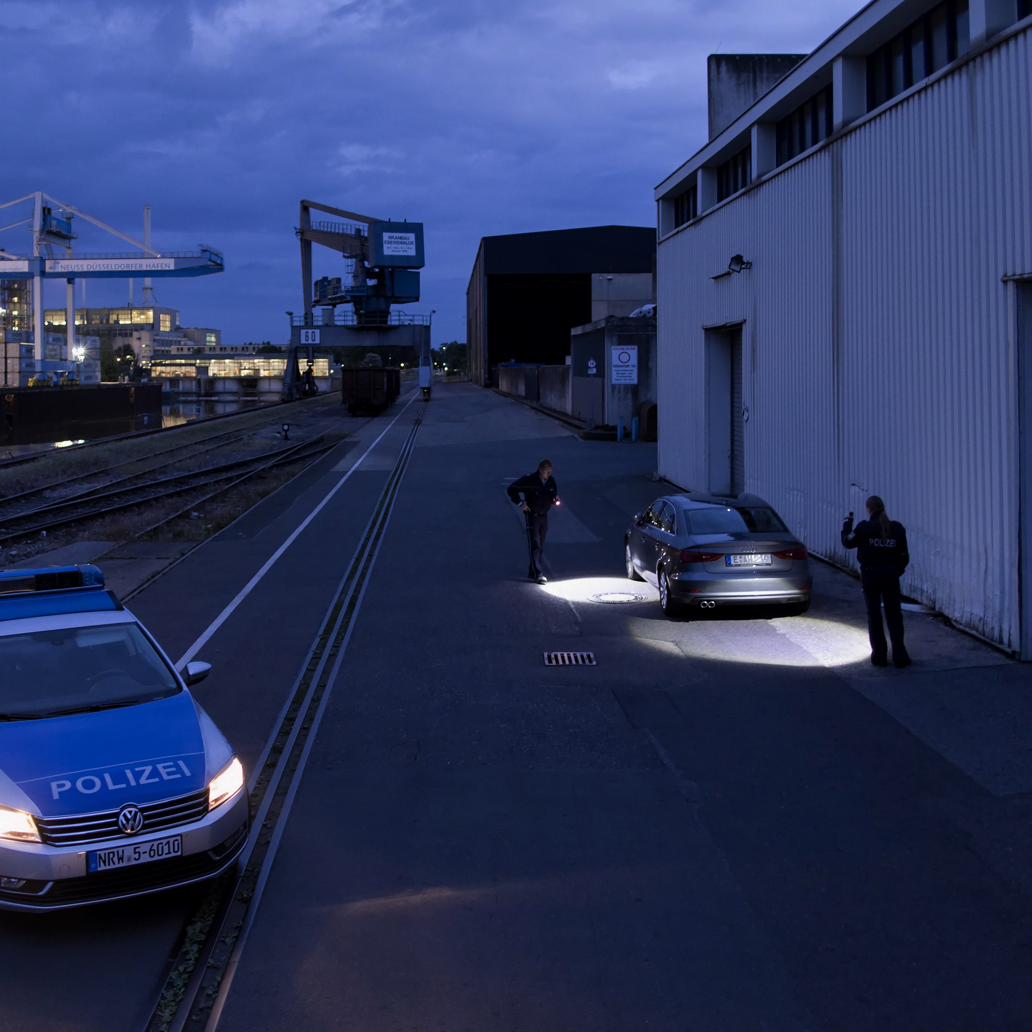 German Police using LEDLENSER T2 to check a vehicle from the exterior