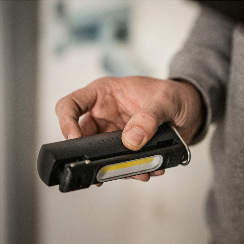 ANSMANN Mini torcia a LED flessibile, 130 lumen, clip, piccola Penlight con 2 batterie AAA PL130B, per officina, sport, ispezione, artigianato, hobby ANSMANN Mini torcia a LED flessibile, 130 lumen, clip, piccola Penlight con 2 batterie AAA PL130B, per officina, sport, ispezione, artigianato, hobby
