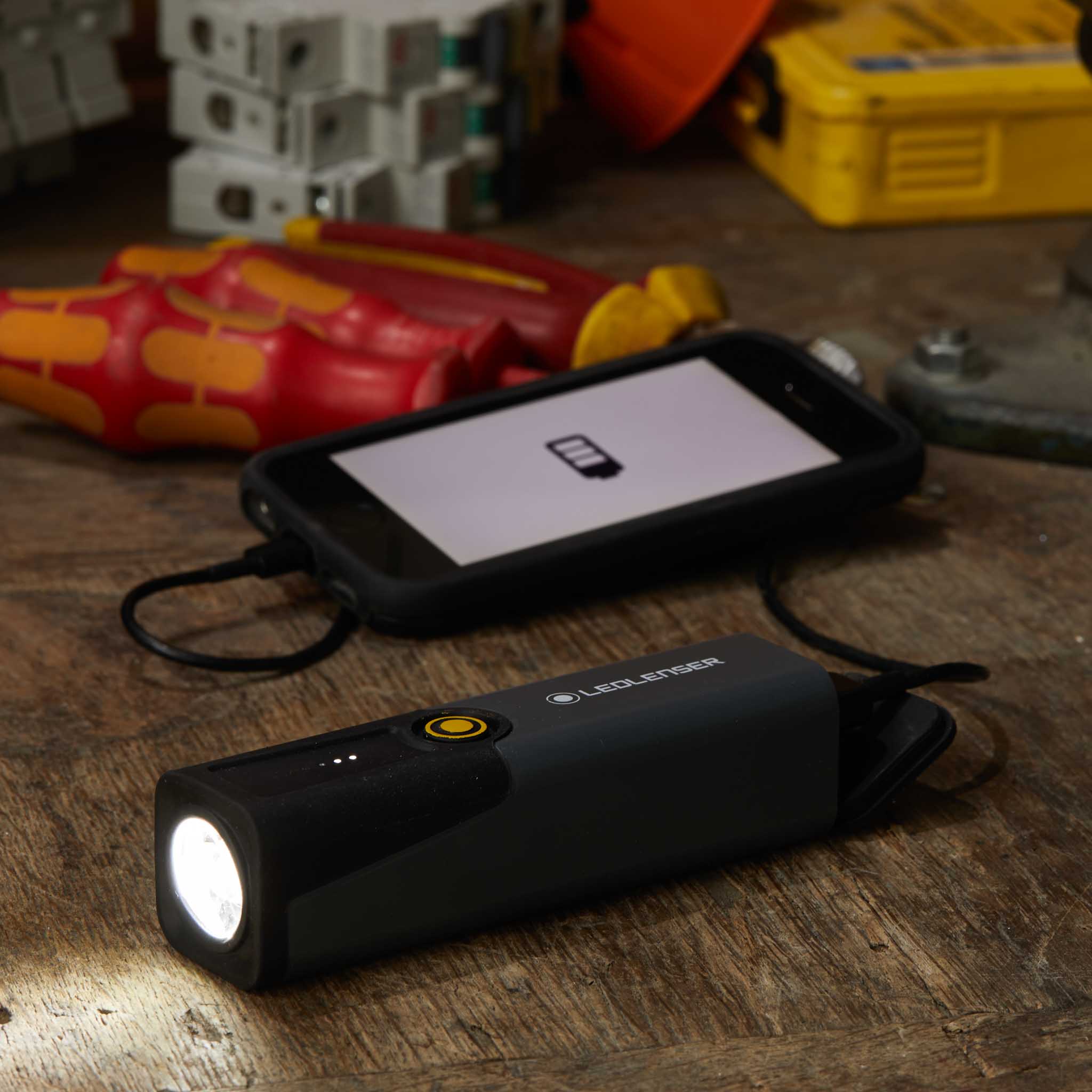 iW3R Inspection Work Light & Power Bank 4000 mAh